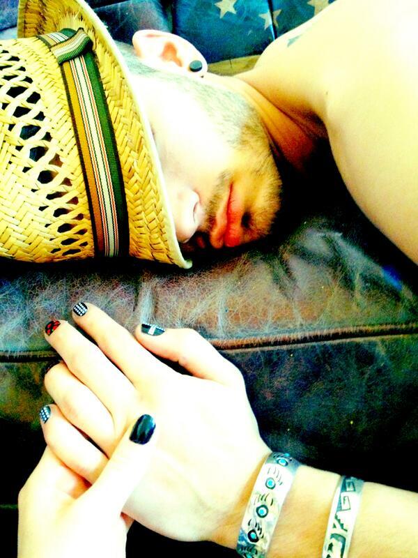 LMFranceSource's tweet image. Perrie a fait les ongles de Zayn pendant qu'il dormait! Aha.