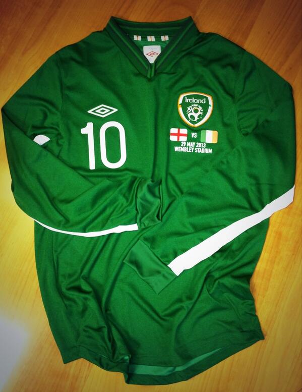 UmbroIreland's tweet photo. Want 2 win this Ireland shirt?(2b worn against ENG).If we get 500 RTs we will pick a winner! #COYBIG @YouBoysInGreen http://t.co/jpoeCMHhFi