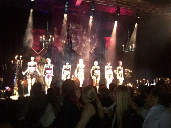NataliePerezz's tweet photo. lo que hiciste con la puesta en escena es maravilloso @VerodelaCanal #bsasdesign y los vestidos! Sos puro talento http://t.co/wnjdef2awR