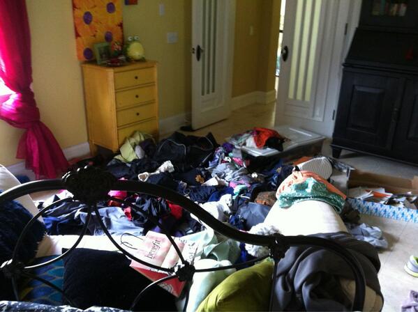 MckinzieKschulz's tweet image. Time to do get rid of some unnecessary stuff... #trianglebox #himym