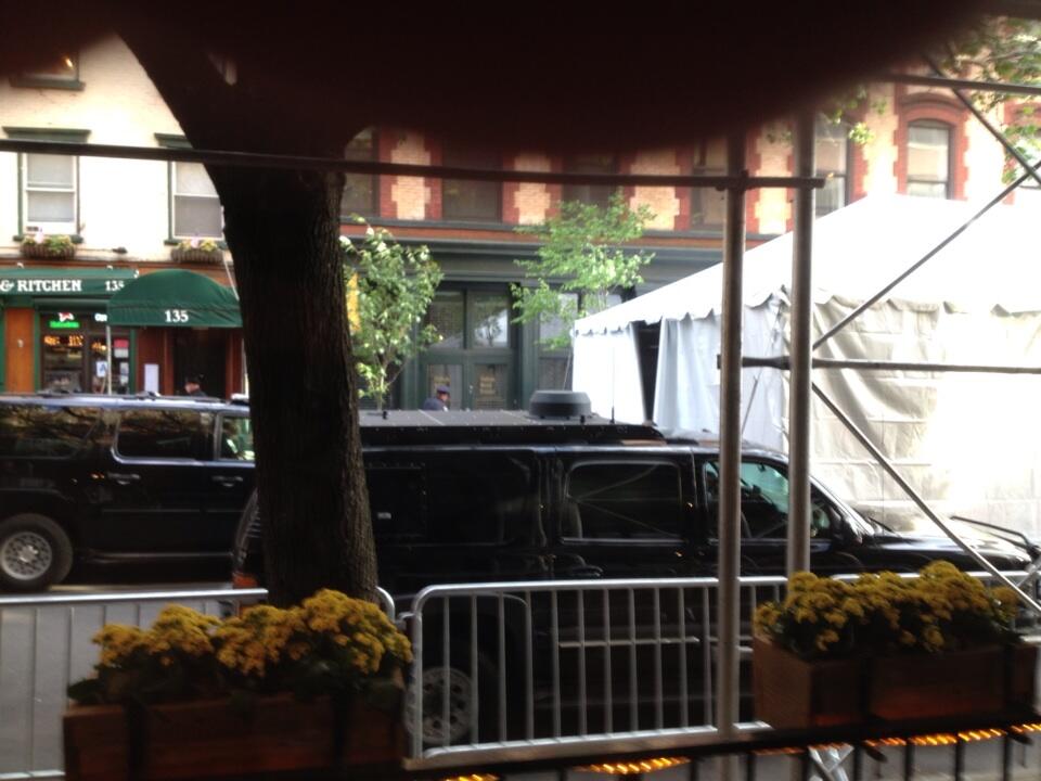 Obama is randomly across the street from where I'm eating haha http://t.co/dngDyy6n53