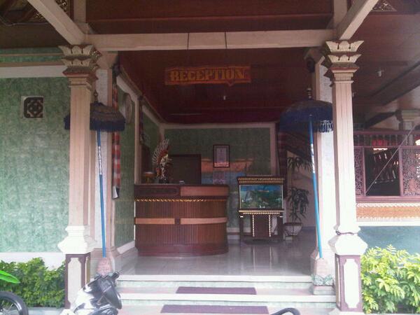 jp_mitchell17's tweet photo. Guess where we are!! #BestFoodinBali #PromisedLand #Bendesa @lucynpull @Fazzy19 @TamToz http://t.co/cXJSgUL8jF