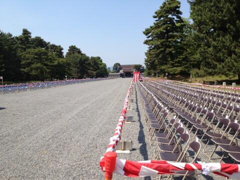 moonsoltlake's tweet photo. 京都御苑、葵祭の準備中だそうです。暑いよ。 http://t.co/9rsmv4uNAp