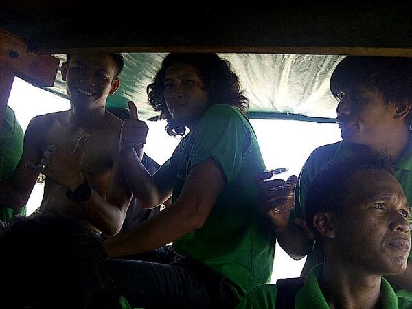 bolahitaID's tweet image. Tnyta ada juga pemain PSMS yg takut naik speedboat (menerjang air).Tembilahan-Kuala tungkal (2jam) #savePSMS hahaha