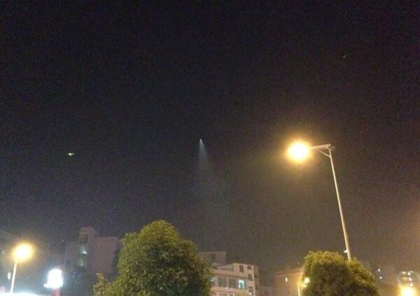 WeDoChina's tweet photo. #UFO sightings in #China... taken over #Weibo in the last 12 hours.  #ET flew across the continent around 9pm. http://t.co/1284wV2Zia