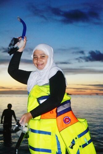 EdyDahri's tweet photo. wanita ku @dewivinonyaedy love u twin #PanambunganIsland http://t.co/qOixpruvq2