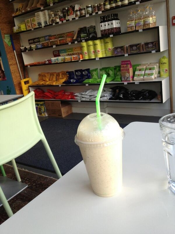miumiuer's tweet photo. Smoothie made of Banana milk yogurt coconut orangejuice ,,내가 만드는게 더 맛있겠다 ㅇㅎㅎㅎ 오랫만에 이른아침! http://t.co/7whaVCNort