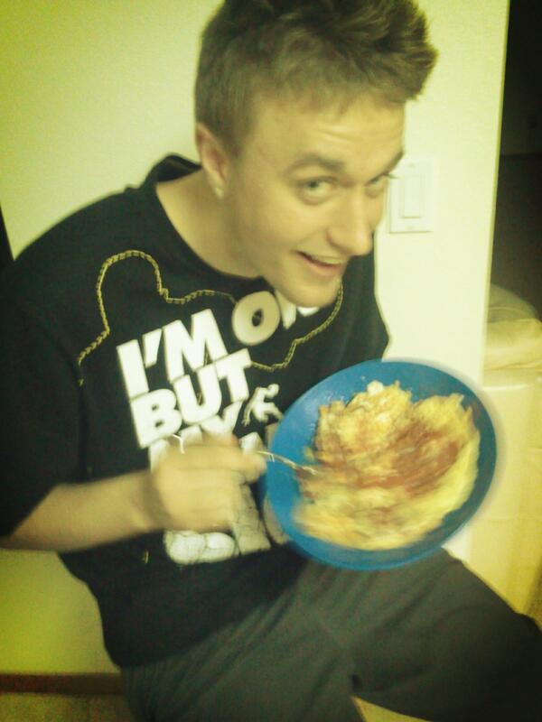 TopherSTE24's tweet photo. home cookn with @quackbbq #omelette #in #asac http://t.co/l2Hv4hZ75s