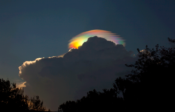 wingswan's tweet photo. エチオピア上空に現れた極めて珍しい虹色のかさ雲・・・!

オォーーーーー!　

綺麗だ〜!!! http://t.co/x9VKINp7Ej