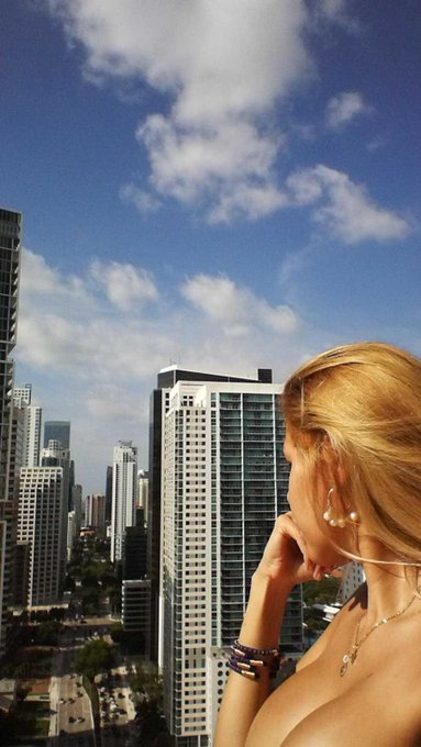 Buenos d&iacute;as!!! Adivinen donde estoy!!! http://t.co/mdqMusygT3<a href="/tag/20m"class="tags"><span>#20m</span></a><a href="/tag/photositgirl"class="tags"><span>#photositgirl</span></a>