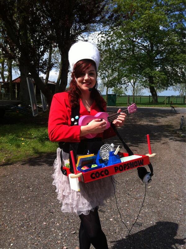 Perspresentatie van Festival in Hongerige Wolf is begonnen met de eerste act: Coco Popshow