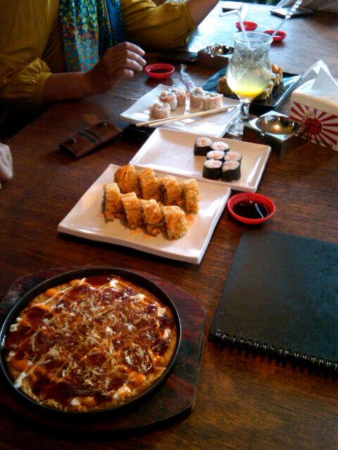 Ini menu yg mimin santap di <a href="/sushidenbdg/">Sushi Den</a>, Okonomiyaki, Salmon Maki, Black Pearl, dll. Jl.Hariang Banga No.8