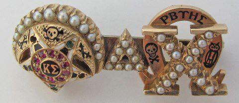 ChiOmegaXO's tweet image. &amp;lt;3 RT @kappasigmahq: This #KappaSig &amp;amp; @ChiOmegaXO linked badge belonged to a married couple, Cecil &amp;amp; Grace Garrett.