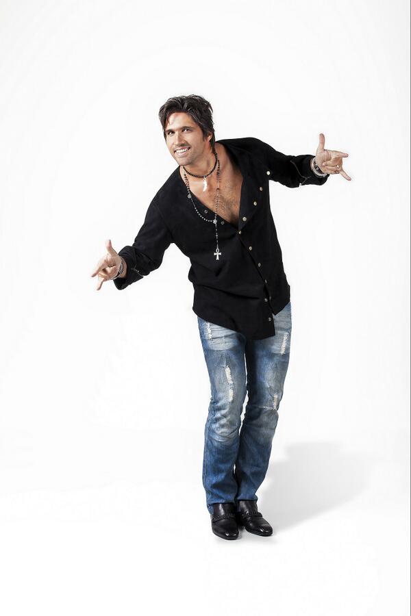 RockNestStyle's tweet photo. A ideia é desconstruir a camisa tradicional para vestir com atitude e estilo o cantor Leo Chaves. Free your soul http://t.co/AUhybrJrJ5