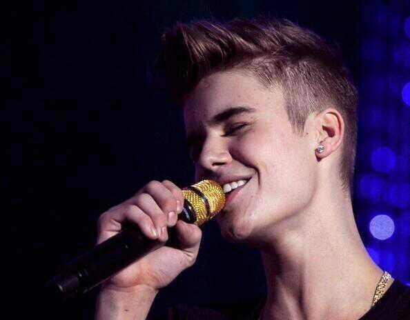 crobelieb's tweet photo. "I hate Justin Bieber" But why? Because he believes? Because he fought for his dreams? Because he makes others happy? http://t.co/qOqzoOtnuJ