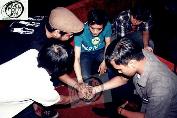 Hahahahahhaha setuju RT "@bebehipul: Ambonk kucing RT <a href="/RIVEROFJOY_Band/">River of Joy</a> Hom pim pa alaihom gambreng "