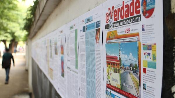 datatheism's tweet photo. Been hanging here outside @verdadeen most of the day. Facebook, this is how you do a wall with comments... #Maputo http://t.co/DRC0Ow8N7k