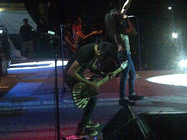 slankdotcom's tweet photo. Sorry rada telat tweet-nya, Manado gokil nih! #SlankRedMildTour2013 pecaaaaah!!! http://t.co/kro9R3W5eX