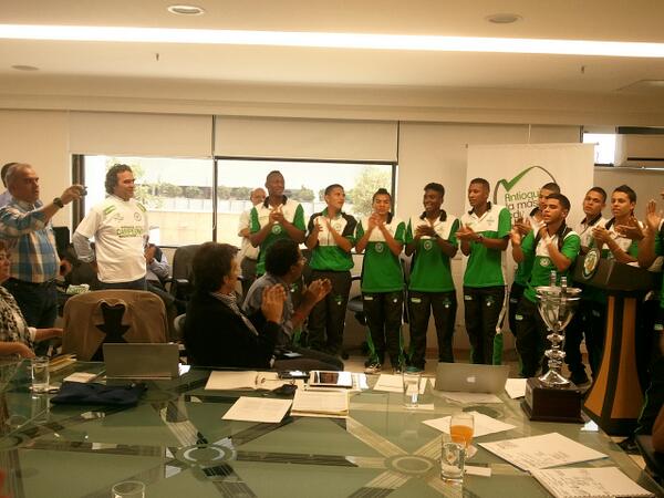 AntioquiaLAF's tweet photo. ¡Se canta #LaChagua en la Gobernación de Antioquia! http://t.co/ODiVNAEpeX