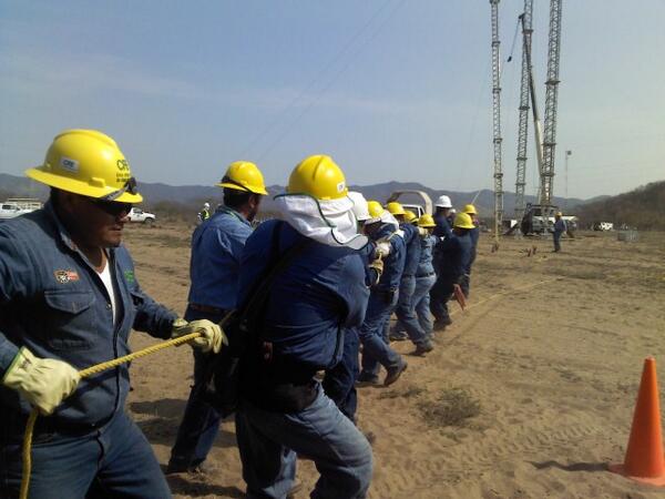TransmisionZTI's tweet photo. Linieros de la Gerencia Regional de Transmisión Sureste. http://t.co/pOgcDxuZ66