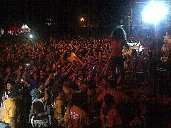slankdotcom's tweet photo. @fishGOD join the crowd #SlankRedMildTour2013 Manado.!! http://t.co/1dPpiW1b5p