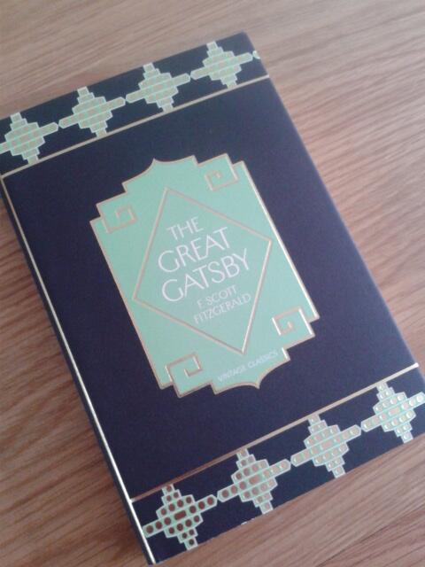 AmyRT89's tweet image. I know you're not supposed to judge a book by its cover, but when it's this pretty how can you not?! #greatgatsby