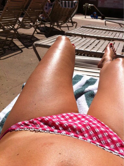 Getting tan http://t.co/l3Lju2qEKQ
