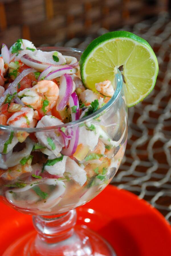 Caliches_'s tweet photo. ¡Feliz martes a todos! Recomendación del día: Coctel Caliche's, exquisita combinación de Camarón, Calamar y Pescado. http://t.co/2ua5P9Uoox
