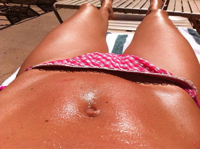 Sweaty stomach http://t.co/RgnxkotBYL