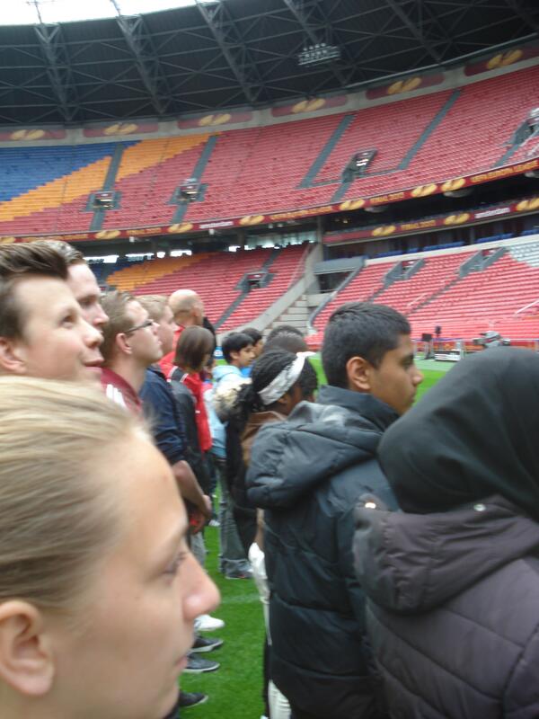 ingeborgwispelw's tweet image. Dan sta je opeens met leerlingen ROC op de prachtige grasmat van de Arena als "standin" v John Terry  #ELfinale #uefa