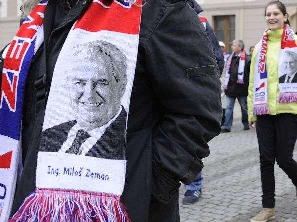 Zeman_Milos's tweet image. @RESPEKT_CZ Možná nechám vyrobit podobné šály. Ty staré už se začínají okoukávat. #Miloš #Zeman #fanklub