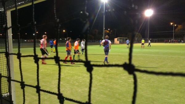 AshMorph's tweet photo. @latrobehockey the lads weren't put off by chilly Tuesday night training #ltuhc #frigidwind #itsagrandoldflag http://t.co/8yhh8zq7Nf