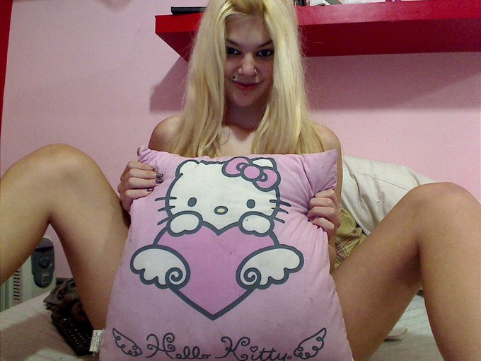 hoy estoy muy juguetona y cari&ntilde;osa:$ http://t.co/68l0poLewU