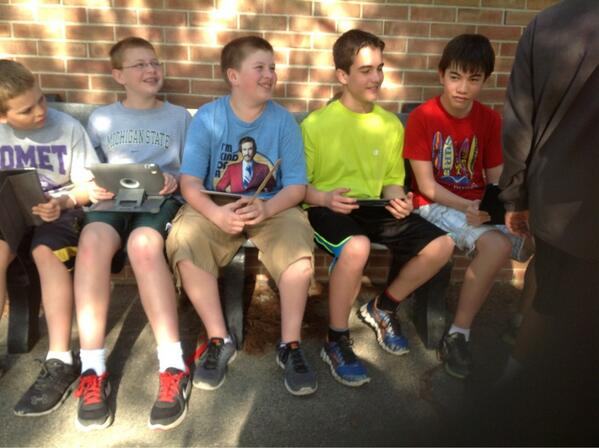 assassian22's tweet image. These r random people from school 😜