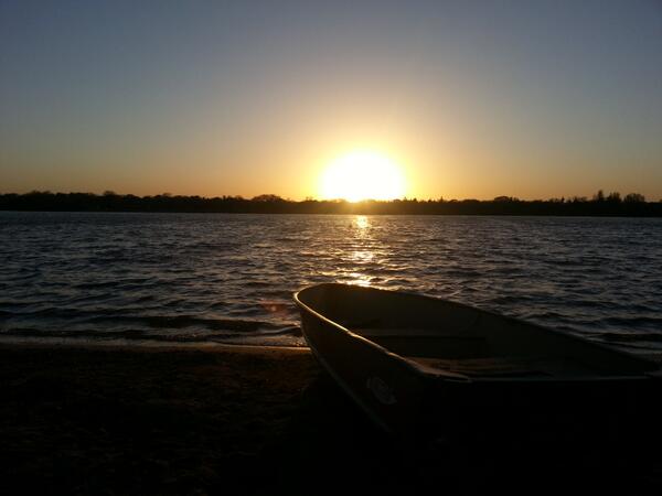 Smdaniels18's tweet photo. Sunset at #LakeNokomis . #IheartMPLS http://t.co/JqyP84l8GI