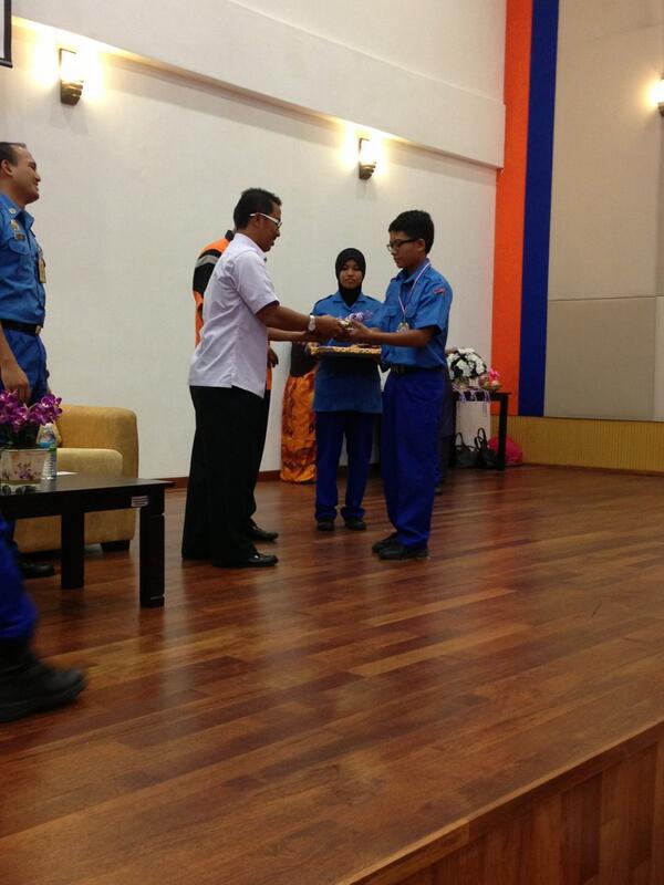 JPAMKuantan's tweet photo. @NazriMeskam majlis penyampaian hadiah hari kecekapan KAPA Daerah Kuantan 2013 http://t.co/UsDaXIMFB4