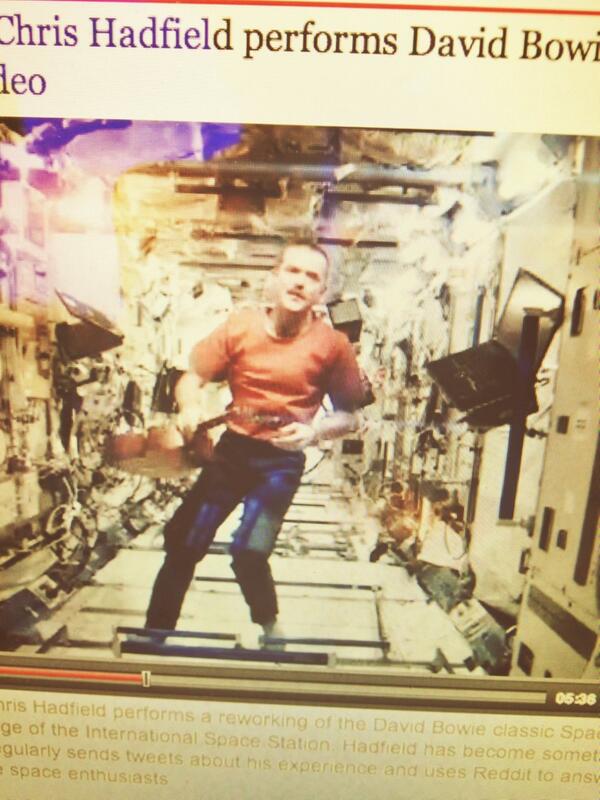 henkehandlagger's tweet photo. Chris Hadfield till Så mycket bättre! Eller inte? #TV4 #spaceoddity http://t.co/S2uCQMUYzf