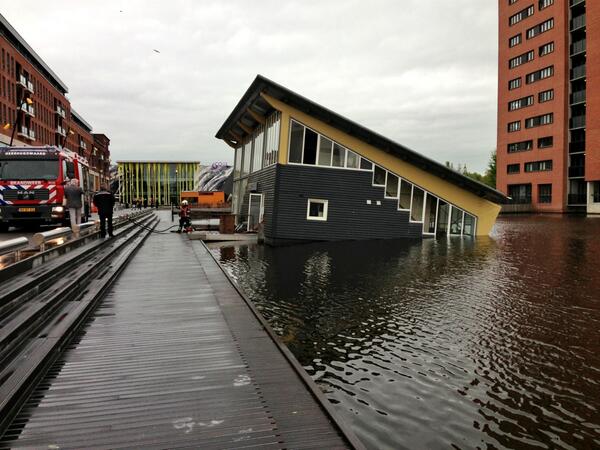 vdmaten's tweet photo. Drijvend restaurant Libelle in Heerhugowaard zinkt. http://t.co/8FkKXZkheD