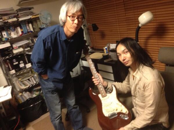 松永天馬 アーバンギャルド Sur Twitter 佐久間さんのヴィンテージギターを触る瀬々信 Http T Co Hqbufakduc