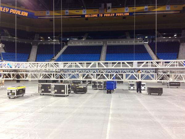 alimarieadam's tweet image. 6am strugz #stagebuilding