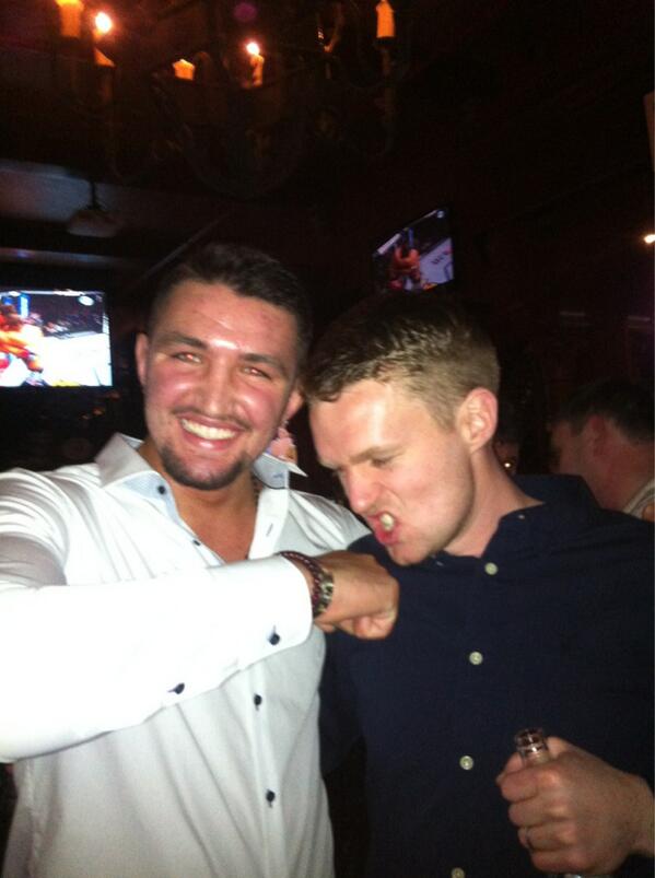 vickyj_88's tweet photo. Ian and @hughiefury #newyork #honeymoon #boxing #madisonsquaregardens http://t.co/Q9UW3swBs4