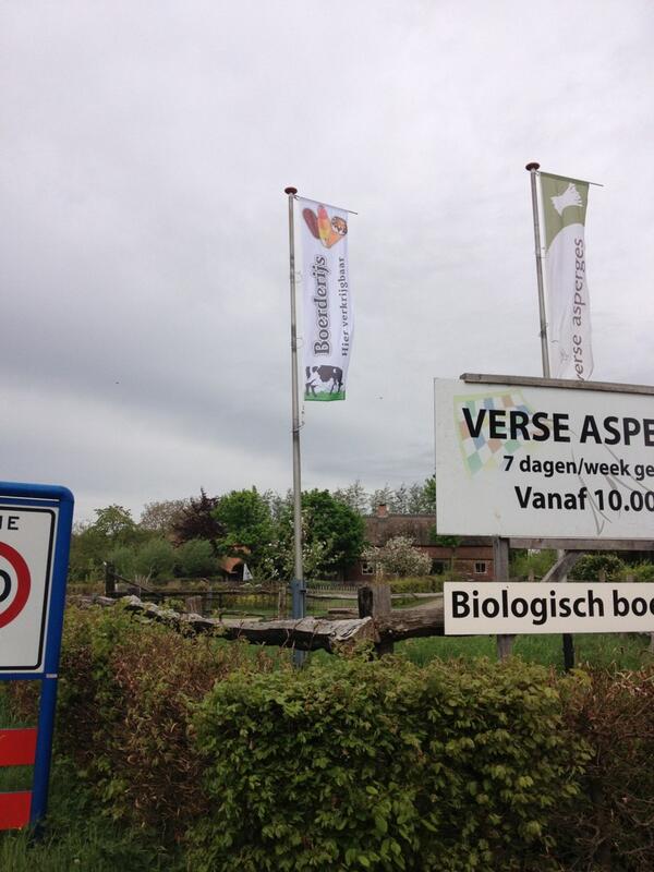 Wat leuk er hangt zelfs een boederijs vlag bij <a href="/DeBuitenman/">Herberg De Buitenman</a>  in lage mierde <a href="/GWicecream/">Green&White</a>