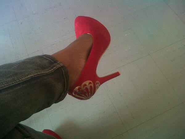 Miss_Seemise's tweet image. Took these babies for a spin down the corridor! Can&apos;t wait for Friday to officially ROCK them! #GradVibes ☺