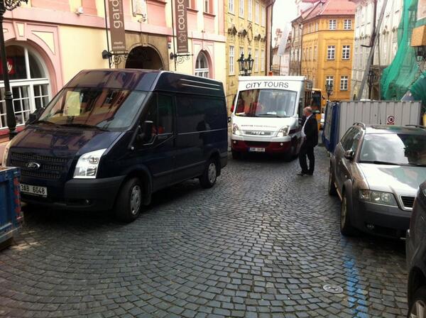 adagamov's tweet photo. В Праге тоже бывают мудаки, которые паркуют свои авто так, что не проехать.Вся Нерудова снизу стоит—автобусы, машины. http://t.co/BdbASsRB6u