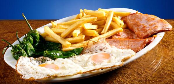 Tenemos variedad de platos combinados para quienes el #menú es demasiado o prefieren lo sencillo. #Tanos #Torrelavega