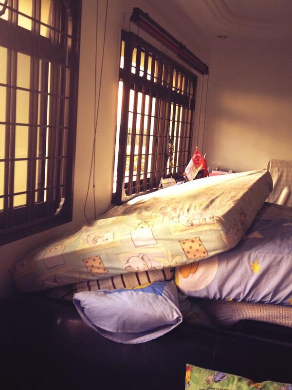 ptxdrea's tweet image. Tried studying on this for the past few hours but ended up staring out the window #reasonswhyimunproductive