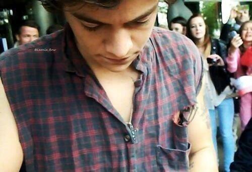 xaOneDirection's tweet image. HARRY WOAH