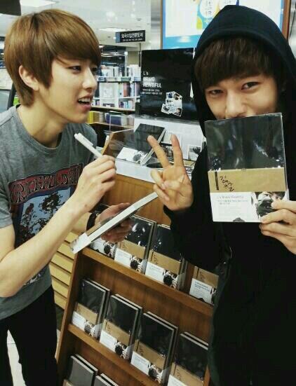 08270313_net's tweet photo. 사인받는 성열이ㅠ_ㅠ 귀여운명수✌(・∇・) http://t.co/BTGxXfLQRG