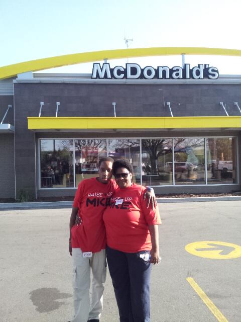 wiscmarina's tweet photo. McDonalds workers on strike for a better wage! #riseupmke http://t.co/4FXBJdZq5C
