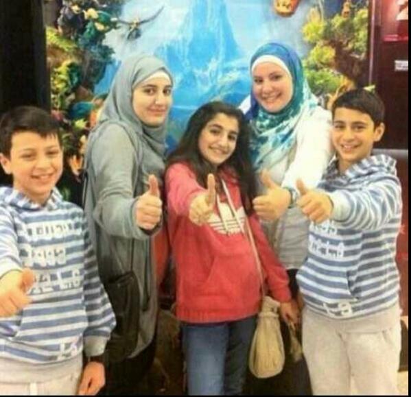 ufjfinft's tweet photo. گتلهـ من الفتنهـ ومرگز الچمال ي لبى ديمتي ووربي خقق الوقفه تگفي من غير الابتسامهـ الي تذبح اخ 😭ي خي احبهههه http://t.co/L5Z7AIgtTb